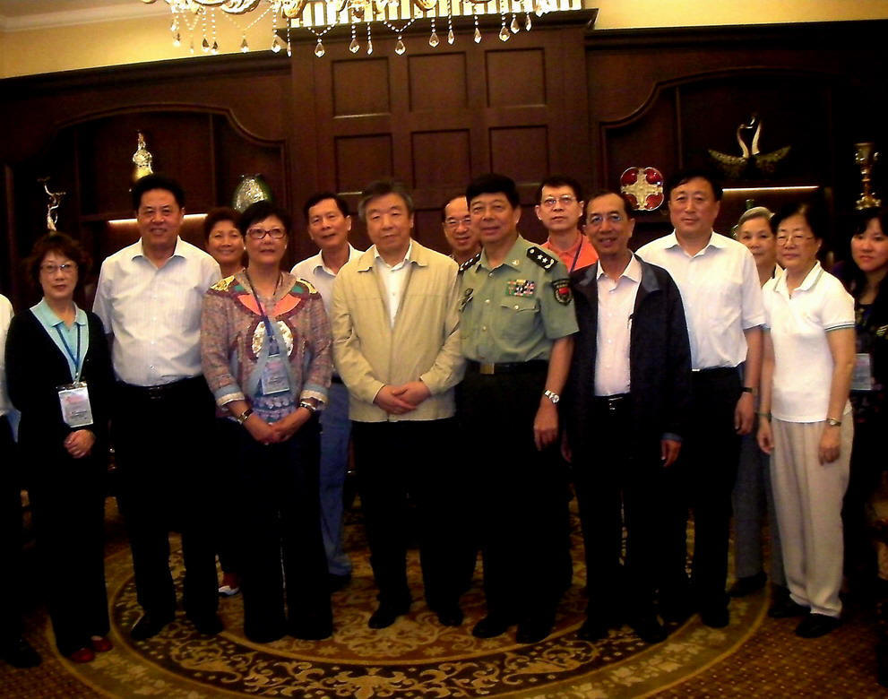 河南省委書記盧展工總後勤部副部長秦銀河會見明德慈善會一行1_大小.jpg